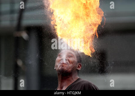 Quito Pichincha, Ecuador. Undicesimo Mar, 2017. QUITO, ECUADOR.- anche se la sua salute è minacciata da porre nella sua bocca diesel per diventare un essere umano lancia fiamme, Juan, 18, rischi.Questo è il solo modo che ha trovato per sopravvivere nelle strade della capitale ecuadoriana per quattro anni a Quito, domenica 12 marzo, 2017. Credito: Franklin JÃCome ACG/foto/ZUMA filo/Alamy Live News Foto Stock