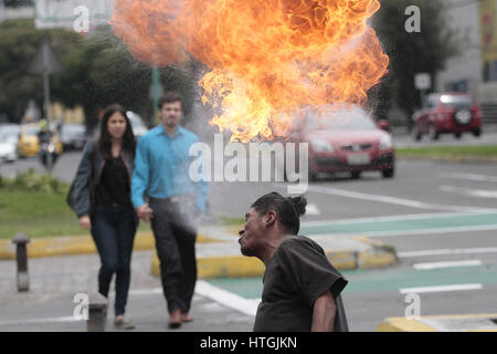 Quito Pichincha, Ecuador. Undicesimo Mar, 2017. QUITO, ECUADOR.- anche se la sua salute è minacciata da porre nella sua bocca diesel per diventare un essere umano lancia fiamme, Juan, 18, rischi.Questo è il solo modo che ha trovato per sopravvivere nelle strade della capitale ecuadoriana per quattro anni a Quito, domenica 12 marzo, 2017. Credito: Franklin JÃCome ACG/foto/ZUMA filo/Alamy Live News Foto Stock