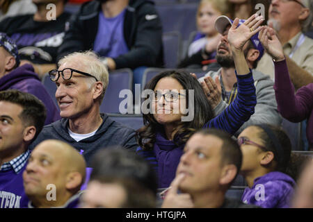 Washington, DC, Stati Uniti d'America. Undicesimo Mar, 2017. JULIA Louis Dreyfus, seduto accanto al marito BRAD HALL, Onda per la folla durante la semifinale partita presso il Verizon Center di Washington DC. Louis-Dreyfus è un Northwestern allume e suo figlio Carlo Sala, è una matricola sul Northwestern squadra di basket. Credito: Amy Sanderson/ZUMA filo/Alamy Live News Foto Stock