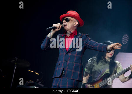 Torino, Italia. 11 marzo, 2017. J-ax e Fedez eseguendo su Torino al Pala Alpitopur durante il "Comunisti col rolex tour', dall'11 marzo 2017, Foto di credito: Alberto Gandolfo/Alamy Live News Foto Stock