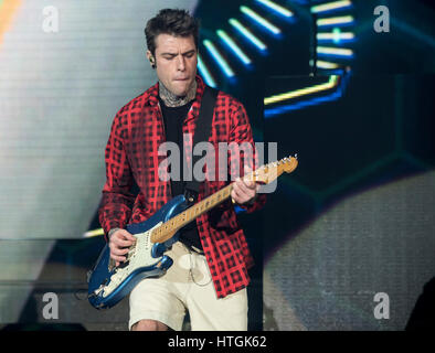 Torino, Italia. 11 marzo, 2017. J-ax e Fedez eseguendo su Torino al Pala Alpitopur durante il "Comunisti col rolex tour', dall'11 marzo 2017, Foto di credito: Alberto Gandolfo/Alamy Live News Foto Stock