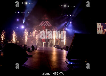 Torino, Italia. 11 marzo, 2017. J-ax e Fedez eseguendo su Torino al Pala Alpitopur durante il "Comunisti col rolex tour', dall'11 marzo 2017, Foto di credito: Alberto Gandolfo/Alamy Live News Foto Stock