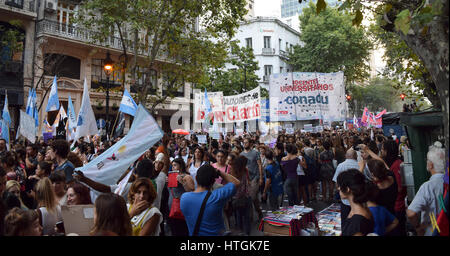 Buenos Aires, Argentina - 8 Marzo 2017: protesta conmemorating la Giornata internazionale della donna il 8 marzo 2017 a Buenos Aires, Argentina. Foto Stock