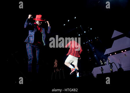 Torino, Italia. 11 marzo, 2017. J-ax e Fedez eseguendo su Torino al Pala Alpitopur durante il "Comunisti col rolex tour', dall'11 marzo 2017, Foto di credito: Alberto Gandolfo/Alamy Live News Foto Stock