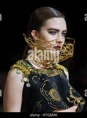 Toronto, Canada. Undicesimo Mar, 2017. Un modello consente di visualizzare una creazione di Nana Bediako durante il Toronto donna Fashion Week di Toronto, Canada, 11 marzo 2017. Credito: Zou Zheng/Xinhua/Alamy Live News Foto Stock