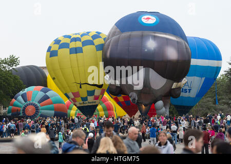 A Canberra, Australia. Xii Mar, 2017. I palloni ad aria calda sono pronti a prendere il largo durante il "palloncino" spettacolare a Canberra, Australia, 12 marzo 2017. Credito: Wu Yiliang/Xinhua/Alamy Live News Foto Stock