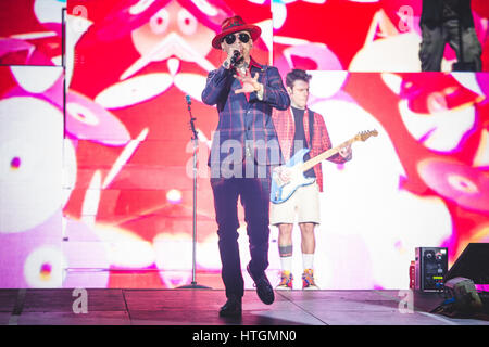 Torino, Italia. Undicesimo Mar, 2017. Marzo 11, 2017: J-Ax & Fedez performing live sul palco della Pala Alpitour a Torino per il loro primo "Comunisti Col Rolex' tour 2017 concerto foto: Cronos/Alessandro Bosio Credito: Cronos Foto/Alamy Live News Foto Stock