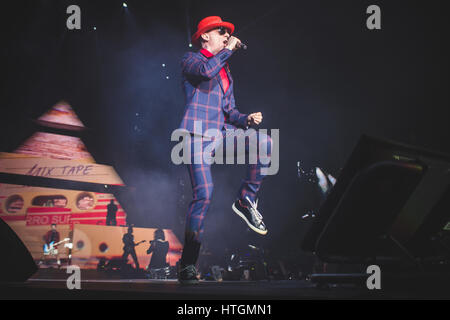 Torino, Italia. Undicesimo Mar, 2017. Marzo 11, 2017: J-Ax & Fedez performing live sul palco della Pala Alpitour a Torino per il loro primo "Comunisti Col Rolex' tour 2017 concerto foto: Cronos/Alessandro Bosio Credito: Cronos Foto/Alamy Live News Foto Stock