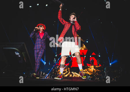 Torino, Italia. Undicesimo Mar, 2017. Marzo 11, 2017: J-Ax & Fedez performing live sul palco della Pala Alpitour a Torino per il loro primo "Comunisti Col Rolex' tour 2017 concerto foto: Cronos/Alessandro Bosio Credito: Cronos Foto/Alamy Live News Foto Stock