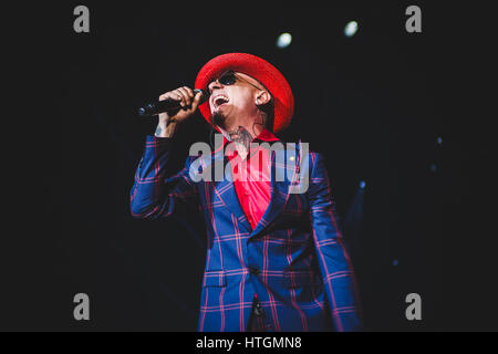 Torino, Italia. Undicesimo Mar, 2017. Marzo 11, 2017: J-Ax & Fedez performing live sul palco della Pala Alpitour a Torino per il loro primo "Comunisti Col Rolex' tour 2017 concerto foto: Cronos/Alessandro Bosio Credito: Cronos Foto/Alamy Live News Foto Stock