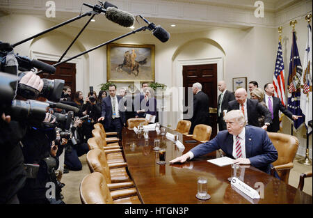 Washington, DC. Decimo Mar, 2017. Il Presidente degli Stati Uniti, Trump arriva nella sala Roosevelt della Casa Bianca per partecipare a una discussione sui servizi sanitari on Marzo 10, 2017 a Washington, DC. Credito: Olivier Douliery/Piscina via CNP - nessun filo SERVICE - foto: Olivier Douliery/consolidato/dpa/Alamy Live News Foto Stock