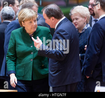 Marzo 10, 2017. Bruxelles, Belgio: il Cancelliere tedesco Angela Merkel (L) sta parlando con il Primo ministro svedese Kjell Stefan Lofven (R) durante un'Unione europea capo del vertice dello stato in Europa edificio, il Consiglio UE sede. - Nessun filo servizio- foto: Thierry Monasse/dpa Foto Stock