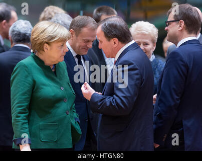 Marzo 10, 2017. Bruxelles, Belgio: il Cancelliere tedesco Angela Merkel (L) è di parlare con il Presidente del Consiglio europeo Donald Franciszek Brosmio (C) e il Primo ministro svedese Kjell Stefan Lofven (R) durante un'Unione europea capo del vertice dello stato in Europa edificio, il Consiglio UE sede. - Nessun filo servizio- foto: Thierry Monasse/dpa foto: Thierry Monasse/dpa Foto Stock