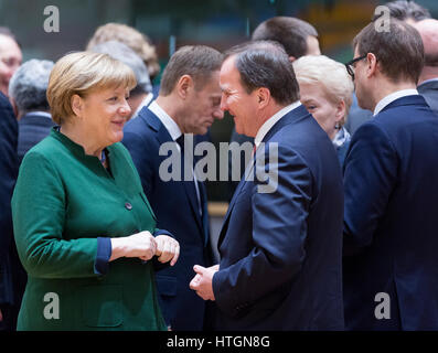 Marzo 10, 2017. Bruxelles, Belgio: il Cancelliere tedesco Angela Merkel (L) è di parlare con il Presidente del Consiglio europeo Donald Franciszek Brosmio (C) e il Primo ministro svedese Kjell Stefan Lofven (R) durante un'Unione europea capo del vertice dello stato in Europa edificio, il Consiglio UE sede. - Nessun filo servizio- foto: Thierry Monasse/dpa foto: Thierry Monasse/dpa Foto Stock