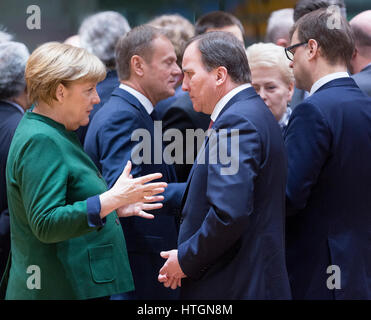 Marzo 10, 2017. Bruxelles, Belgio: il Cancelliere tedesco Angela Merkel (L) è di parlare con il Presidente del Consiglio europeo Donald Franciszek Brosmio (C) e il Primo ministro svedese Kjell Stefan Lofven (R) durante un'Unione europea capo del vertice dello stato in Europa edificio, il Consiglio UE sede. - Nessun filo servizio- foto: Thierry Monasse/dpa foto: Thierry Monasse/dpa Foto Stock