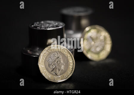 Llantrisant, nel Galles del Sud, Regno Unito. Il 14 marzo 2017. Il Royal Mint. Utensili di monete di morire. Utilizzato per premere il nuovo £ 1 moneta che entrerà in circolazione il 28 marzo. © Guy Corbishley/Alamy Live News Foto Stock