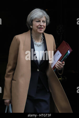 Londra, 15 Mar, 2017. ministro theresa maggio visto lasciare 10 di Downing Street per frequentare il primo ministro del tempo delle interrogazioni, in house of Commons. Credito: wfpa/alamy live news Foto Stock