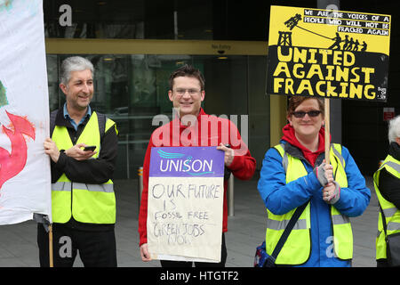 Manchester, Regno Unito. Il 15 marzo, 2017. Sam O@Brien con una targhetta all unisono in piedi con anti fracking attivisti al di fuori della giustizia civile Centre, Manchester, 15 marzo, 2017 (C)Barbara Cook/Alamy Live News Foto Stock