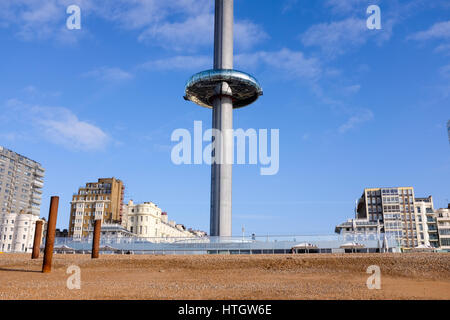 Brighton Regno Unito 15 marzo 2017 - Brighton i360 sorge su un bel sole caldo mattina di primavera come tempesta Stella si avvicina e si prevede di arrivare in Gran Bretagna il venerdì dopo causando condizioni di blizzard sulla costa orientale degli Stati Uniti negli ultimi giorni di credito: Simon Dack/Alamy Live News Foto Stock