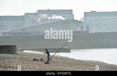 Brighton Regno Unito 15 marzo 2017 - un pescatore sulla spiaggia di Brighton rende la maggior parte della calma prima della tempesta di Brighton su un bel sole caldo mattina di primavera come tempesta Stella si avvicina e si prevede di arrivare in Gran Bretagna il venerdì dopo causando condizioni di blizzard sulla costa orientale degli Stati Uniti negli ultimi giorni di credito: Simon Dack/Alamy Live News Foto Stock