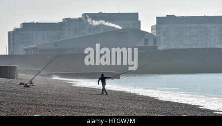 Brighton Regno Unito 15 marzo 2017 - un pescatore sulla spiaggia di Brighton rende la maggior parte della calma prima della tempesta di Brighton su un bel sole caldo mattina di primavera come tempesta Stella si avvicina e si prevede di arrivare in Gran Bretagna il venerdì dopo causando condizioni di blizzard sulla costa orientale degli Stati Uniti negli ultimi giorni di credito: Simon Dack/Alamy Live News Foto Stock