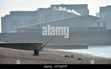 Brighton Regno Unito 15 marzo 2017 - un pescatore sulla spiaggia di Brighton rende la maggior parte della calma prima della tempesta di Brighton su un bel sole caldo mattina di primavera come tempesta Stella si avvicina e si prevede di arrivare in Gran Bretagna il venerdì dopo causando condizioni di blizzard sulla costa orientale degli Stati Uniti negli ultimi giorni di credito: Simon Dack/Alamy Live News Foto Stock