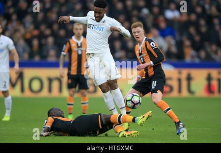 Leroy Fer di Swansea City (centro) e Oumar Niasse di Hull City (sinistra) combattono per la palla durante la partita della Premier League al KCOM Stadium di Hull. PREMERE ASSOCIAZIONE foto. Data immagine: Sabato 11 marzo 2017. Vedi storia di PA CALCIO Hull. Il credito fotografico dovrebbe essere: Nigel French/PA Wire. RESTRIZIONI: Nessun utilizzo con audio, video, dati, elenchi di apparecchi, logo di club/campionato o servizi "live" non autorizzati. L'uso in-match online è limitato a 75 immagini, senza emulazione video. Nessun utilizzo nelle scommesse, nei giochi o nelle pubblicazioni di singoli club/campionati/giocatori. Foto Stock