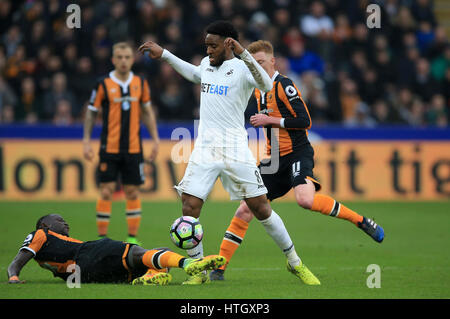 Swansea City's Leroy Fer (centro) e Hull City's Oumar Niasse (sinistra) battaglia per la palla durante il match di Premier League al KCOM Stadium, scafo. Foto Stock