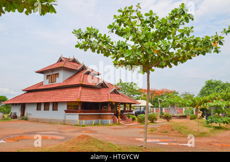 Architettura tradizionale di un tetto di tegole casa in Kerala, utilizzando principalmente il legno piastrelle di Mangalore Foto Stock