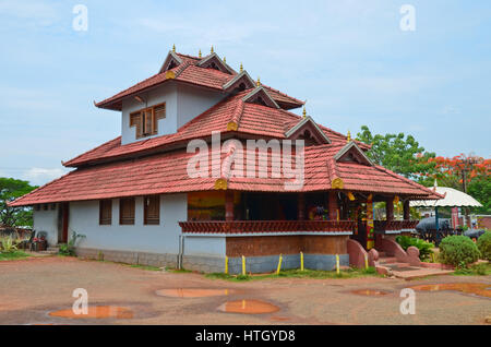 Architettura tradizionale di un tetto di tegole casa in Kerala, utilizzando principalmente il legno piastrelle di Mangalore Foto Stock