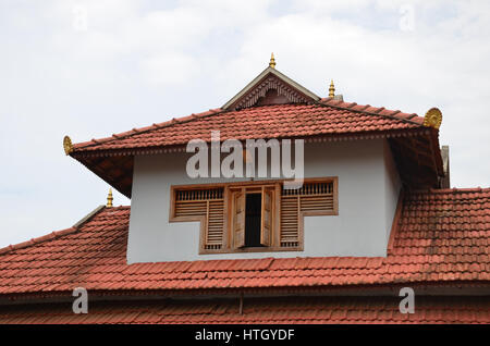 Architettura tradizionale di un tetto di tegole casa in Kerala, utilizzando principalmente il legno piastrelle di Mangalore Foto Stock