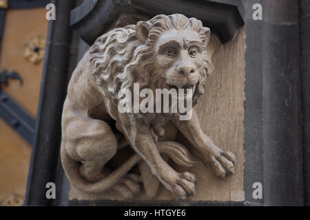 Lion raffigurato sul Neues Rathaus (Municipio Nuovo) in Marienplatz a Monaco di Baviera, Germania. Foto Stock