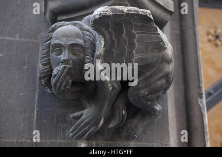Sphinx che copre la bocca con la mano raffigurata sul Neues Rathaus (Municipio Nuovo) in Marienplatz a Monaco di Baviera, Germania. Foto Stock