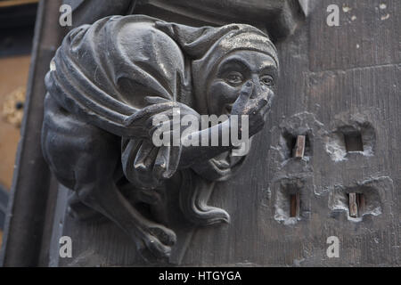 Gargoyle tenendo il suo naso raffigurato sul Neues Rathaus (Municipio Nuovo) in Marienplatz a Monaco di Baviera, Germania. Foto Stock