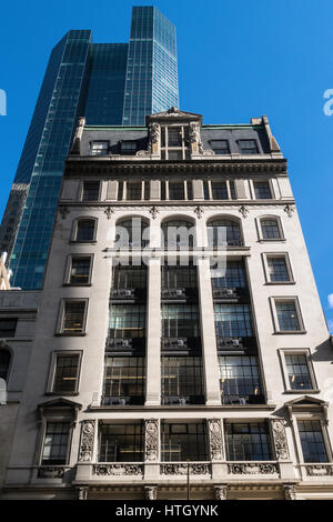 Architettura di contrasto sulla Fifth Avenue a New York City, Stati Uniti d'America Foto Stock