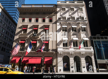 Cartier Mansion e Versace vetrine del negozio sulla Fifth Avenue, New York, Stati Uniti d'America Foto Stock