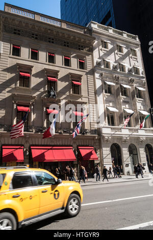 Cartier Mansion e Versace vetrine del negozio sulla Fifth Avenue, New York, Stati Uniti d'America Foto Stock