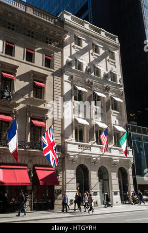 Cartier Mansion e Versace vetrine del negozio sulla Fifth Avenue, New York, Stati Uniti d'America Foto Stock