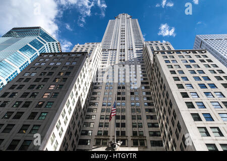 Guardando verso l'alto l'iconica Chrysler Building, Midtown Manhattan, New York, Stati Uniti d'America Foto Stock