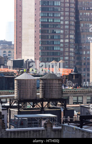 Un equipaggio di lavoratori edili a Hi-luogo sito in Manhattan, New York, Stati Uniti d'America Foto Stock