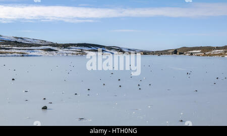 Congelati inverno lago sul ghiacciaio Svínafellsjökull, Skaftatell national park, l'Islanda, con cielo blu Foto Stock