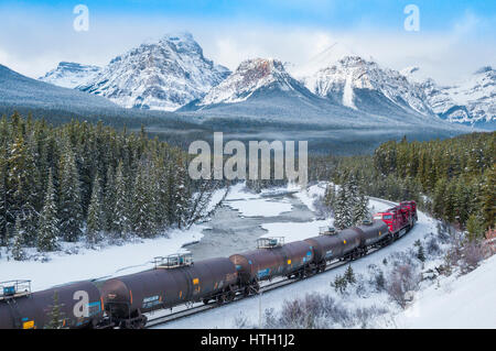 Treno a Morant la curva con la Haddo picco, Sella montagna, Fairview Mountain in background, il Parco Nazionale di Banff, Alberta, Canada Foto Stock