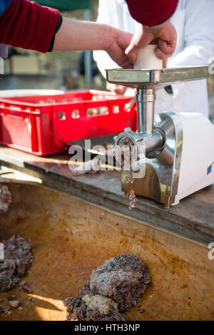 La macinazione con la carne di maiale per salsicce fatte in casa Foto Stock