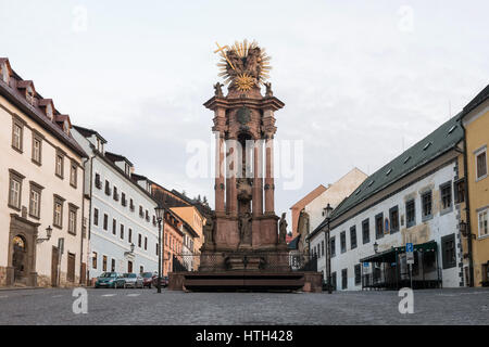 BANSKA STIAVNICA, Slovacchia - 26 FEB 2017: monumentale colonna della peste nel centro della città storica di Banska Stiavnica, Slovacchia Foto Stock