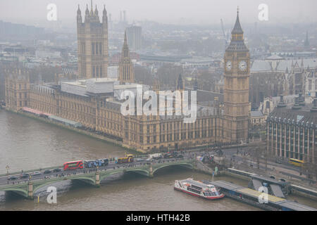 Panoramica vista aerea del Tamigi a Londra contro un cielo nuvoloso in una nebbia meteo. Londra, Regno Unito. Foto Stock