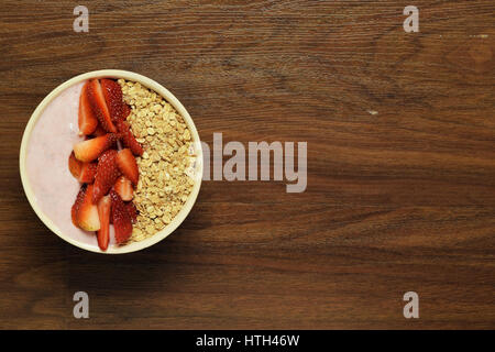 Vista superiore del muesli ciotola con fragole e yogurt. Una sana prima colazione. Foto Stock