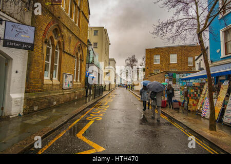 Corner shop e belle case vivacemente colorate nella famosa Notting Hill contro un cielo nuvoloso. Londra, Regno Unito. Foto Stock