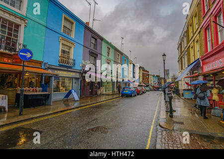 Corner shop e belle case vivacemente colorate nella famosa Notting Hill contro un cielo nuvoloso. Londra, Regno Unito. Foto Stock