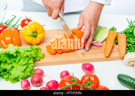 Cumulo di verdure al tavolo bianco per una gustosa insalata Foto Stock