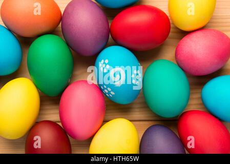 Le uova di Pasqua insieme di colorati close-up vista da sopra Foto Stock